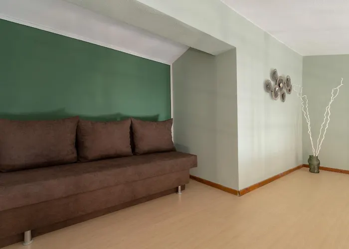 迪奥吉尼斯公寓 *